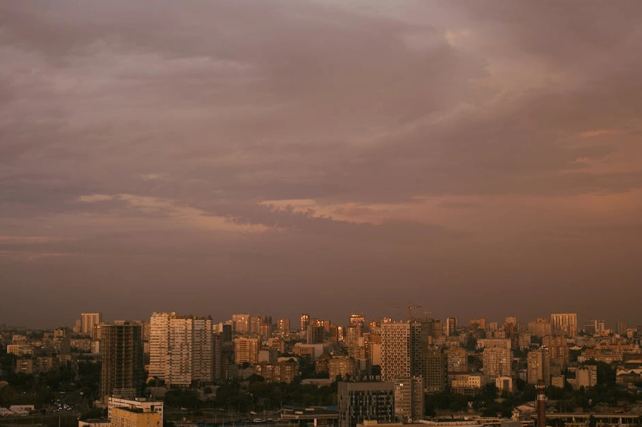 Zespół Alpha Growth Consulting podczas spotkania strategicznego w nowoczesnym biurze.